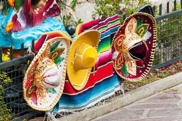 Sombreros mexicanos en exhibición contra una reja