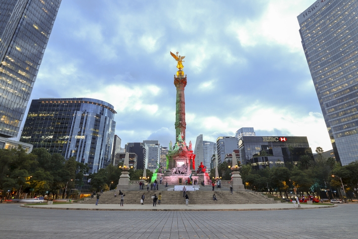 Monument to Independence, The Angel at evening, in Paseo de la Reforma
