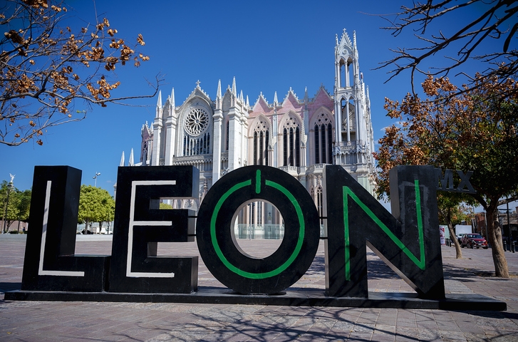 Leon sign in front of the majestic neogothic Templo Expiatorio del Sagrado Corazon