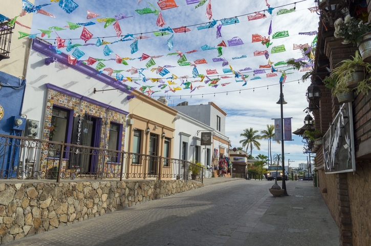 Calle colorida en el distrito de arte de San Jose del Cabo