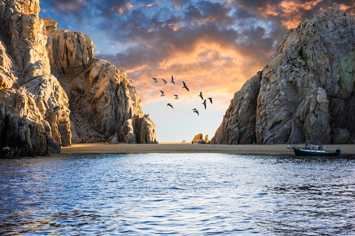 Pequeña playa cerca de Cabo San Lucas al atardecer
