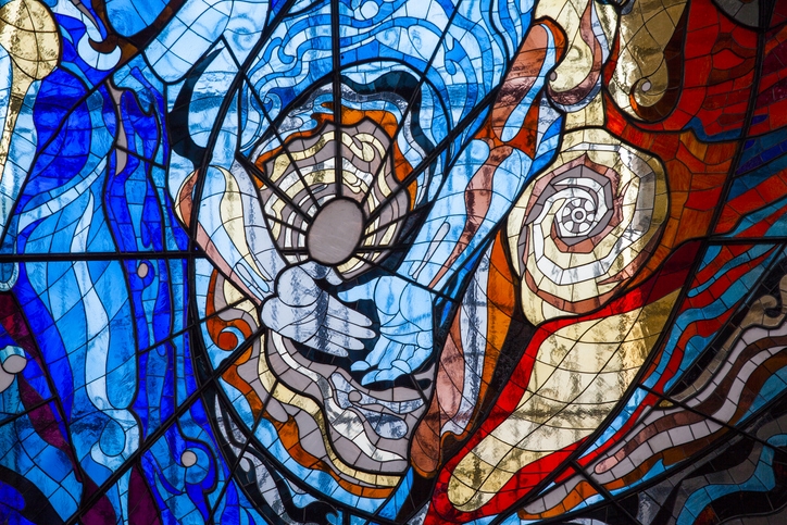 Detalle de los vitrales del Cosmovitral de Toluca, con formas abstractas y colores intensos.
