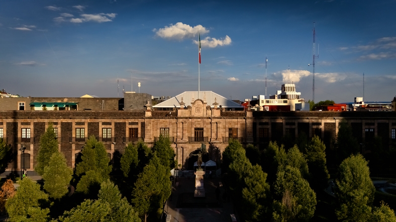 Fachada del Palacio de Gobierno en el centro histórico de Toluca al atardecer.
