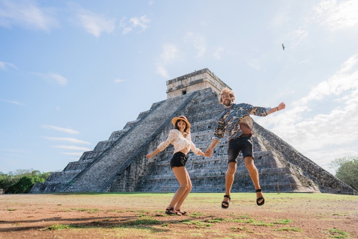 A couple enjoying the visit to Chichen Itzá.
