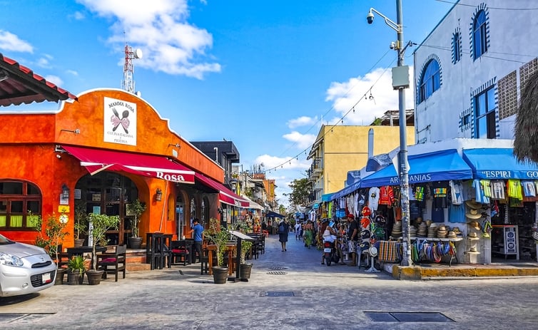 Calle peatonal con restaurantes, tiendas y puestos de artesanías en el centro de Isla Mujeres.