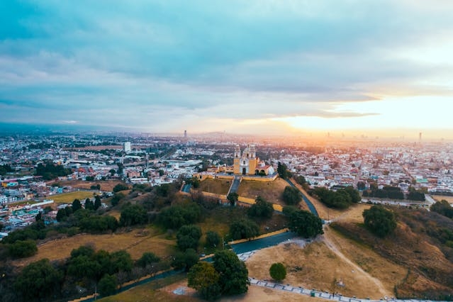 Vista panorámica de la ciudad de Cholula con el Santuario de Nuestra Señora de los Remedios al atardecer.