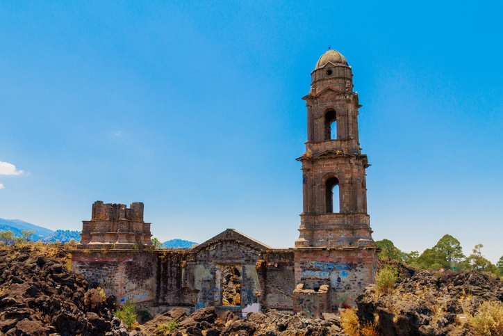 Ruinas de la iglesia de San Juan Parangaricutiro rodeada de lava del volcán Paricutín.