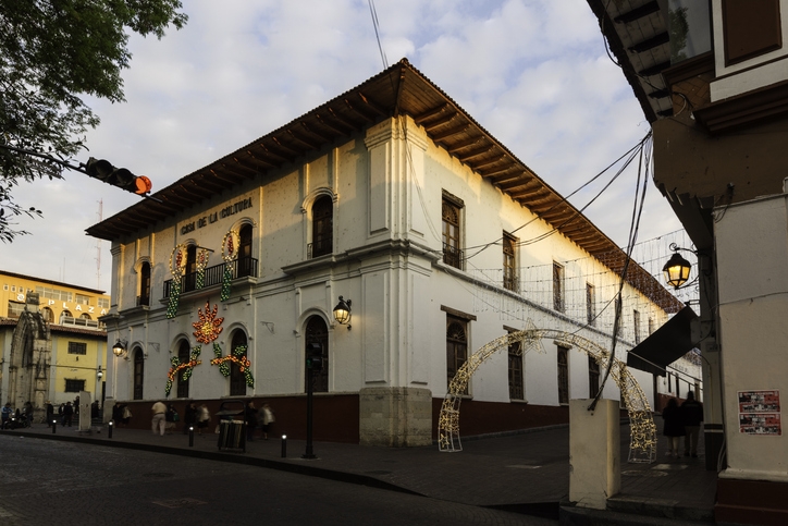 Fachada de la Casa de la Cultura en el centro de Uruapan decorada con luces durante temporada festiva.