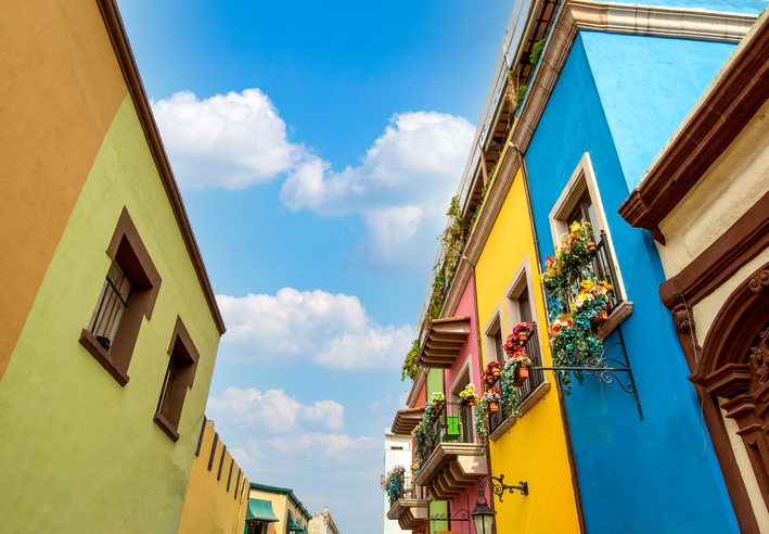 Coloridos edificios del Barrio Antiguo de Monterrey vistos desde abajo.