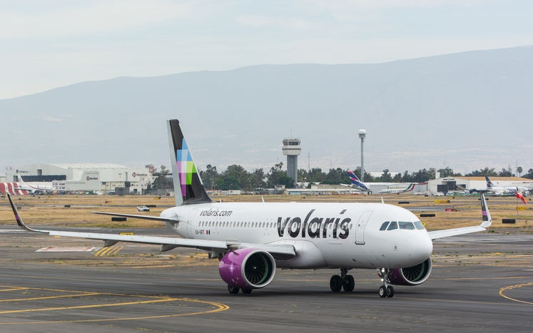 Avión de Volaris carreteando en la pista de un aeropuerto.