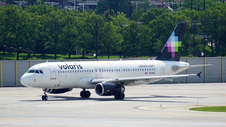 Avion de Volaris en pista de aterrizaje