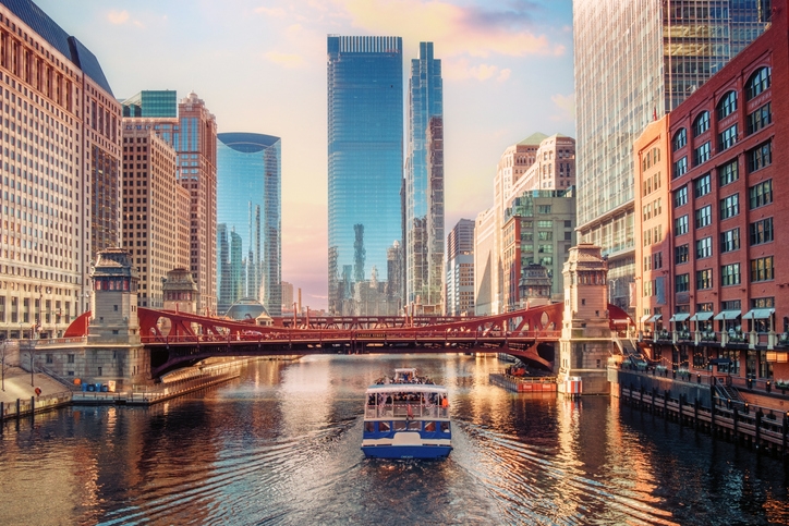 Bote recorriendo Chicago Riverwalk