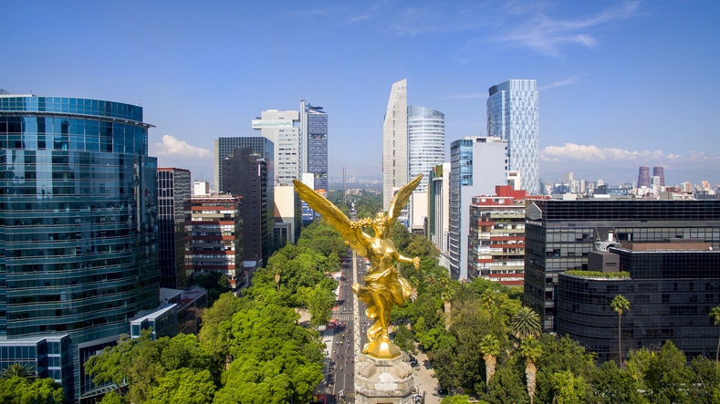 Vista aérea de la estatua Angel de la Independencia y los edificios de la Ciudad de México.
