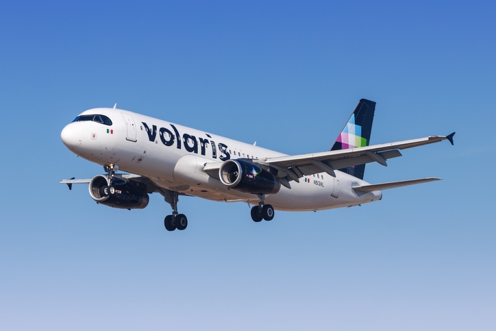 Avión de Volaris sobrevolando un cielo azul.