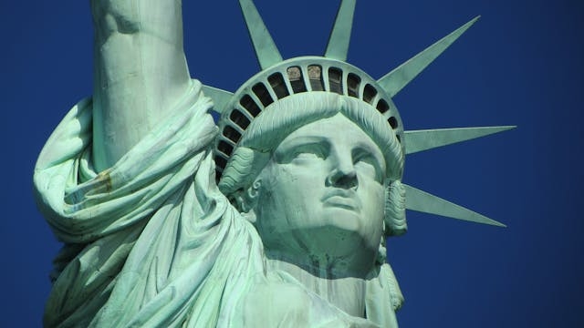 Estatua de la Libertad en Nueva York bajo un cielo azul