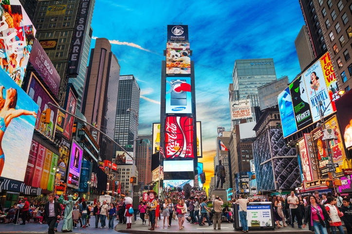 Times Square iluminado y lleno de turistas en Nueva York