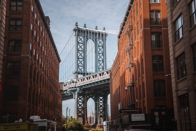Vista del puente de Manhattan entre edificios en Nueva York