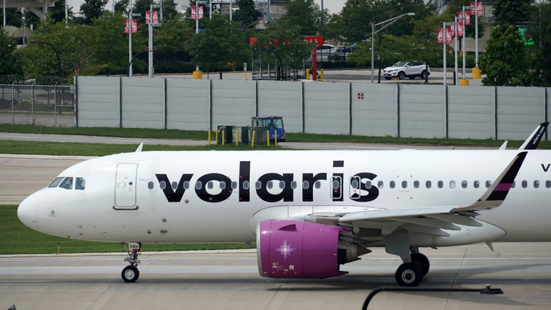 Avión de Volaris en pista de aterrizaje