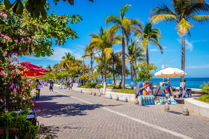 Turistas paseando por el Malecón de Puerto Vallarta.