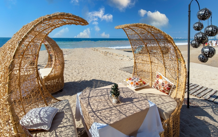 La mesa de un restaurante con vista al mar en la Playa de los Muertos, cerca del Malecón.