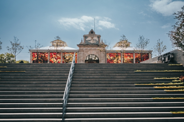 Escaleras que conducen al jardín botánico Cosmovitral