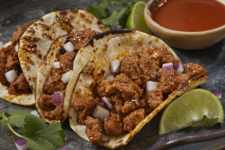 Tacos de chorizo, ícono de la gastronomía local.