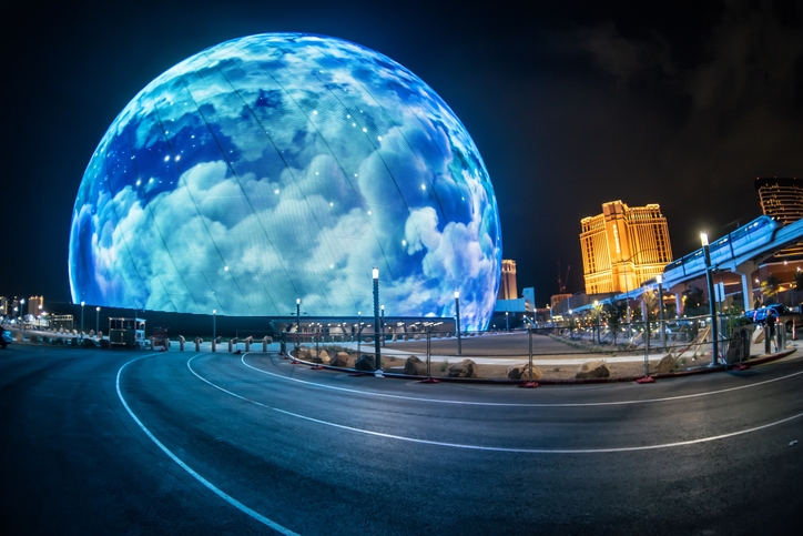 Esfera de Las Vegas iluminada por la noche con proyecciones visuales impactantes.