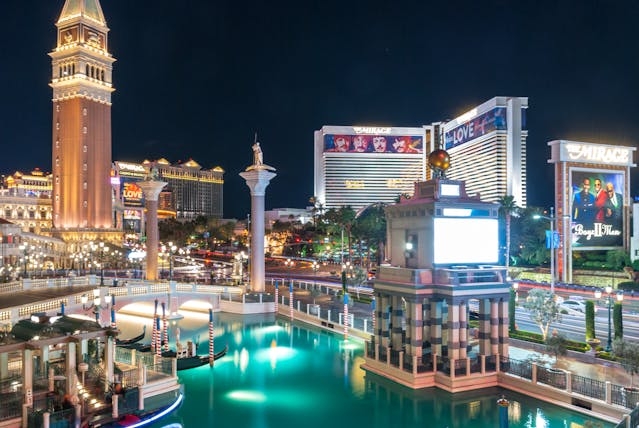Vista nocturna de The Venetian Hotel en Las Vegas, con canales y arquitectura inspirada en Venecia.