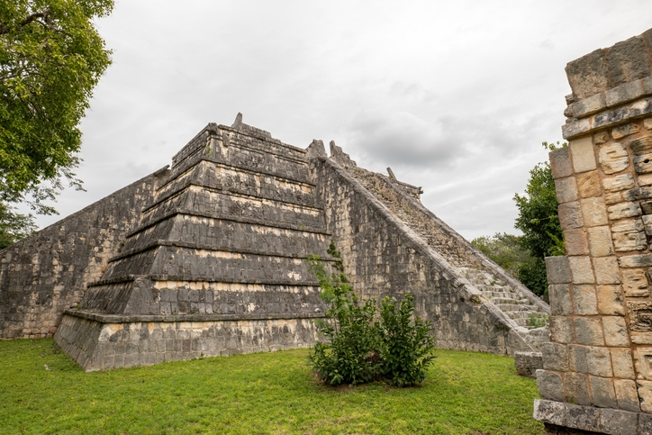 Pirámide de Chichen Itzá y Ruinas del Rey