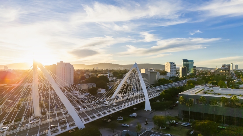 Atardecer en el puente Matute Remus de la ciudad de Guadalajara