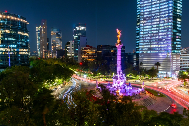 Vista aérea del Paseo de la Reforma y la estatua del Ángel de la Independencia