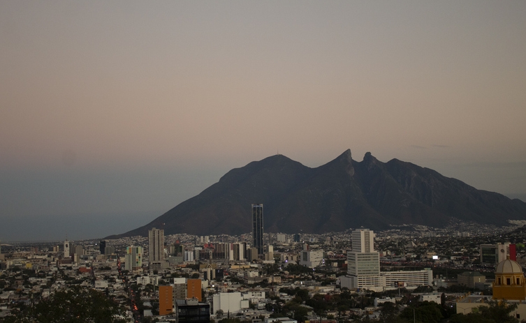 Vista al atardecer con el Cerro de la Silla.