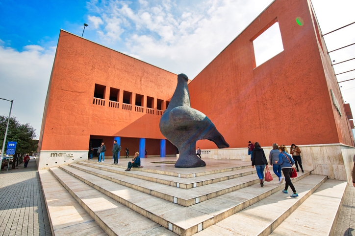 Entrada al Museo de Arte Contemporáneo en Macroplaza.
