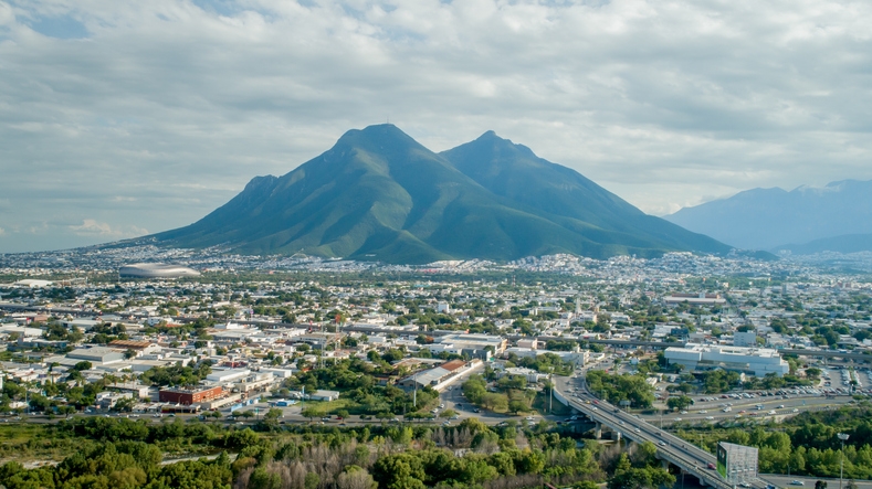 Vista aérea de la ciudad de Monterrey y el Cerro de la Silla