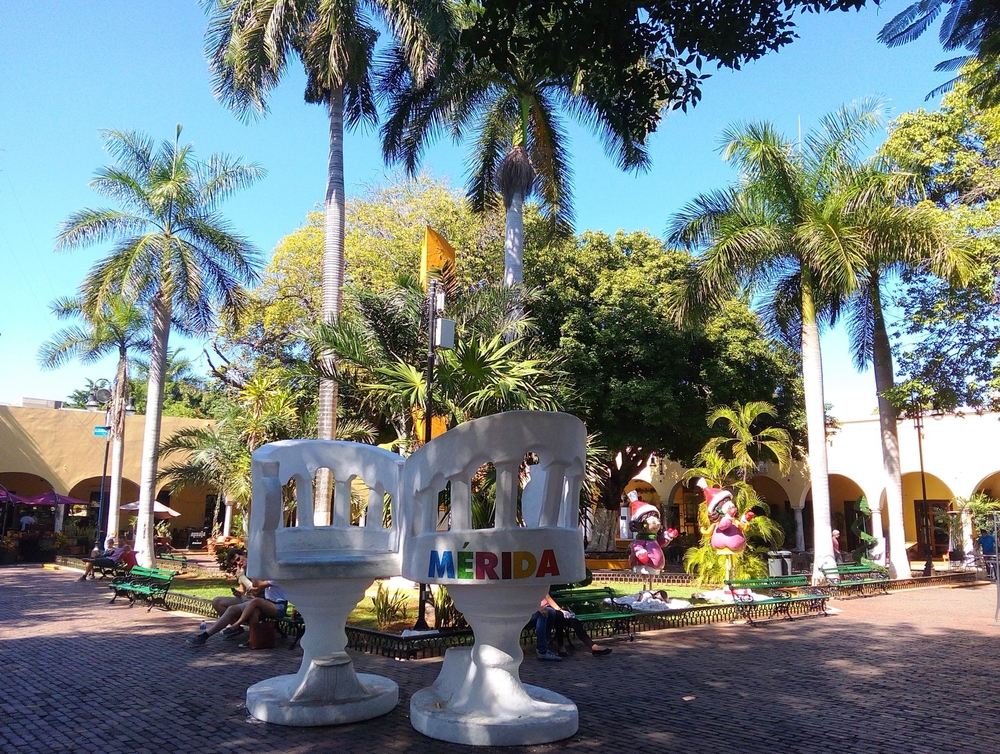 Monumento a la Silla, dos sillas con el colorido cartel de mérida, en Parque Santa Lucía.